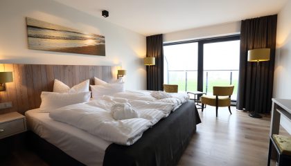 Lichtdurchflutetes Zimmer