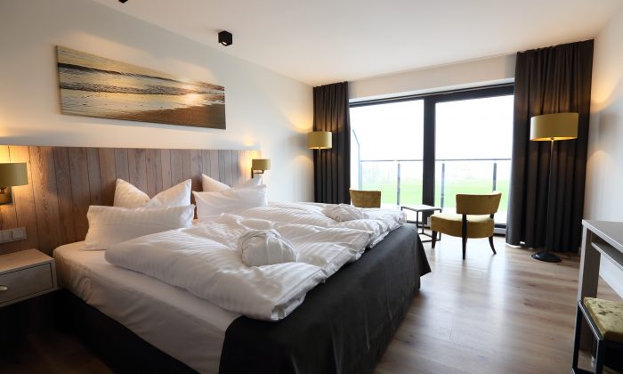 Lichtdurchflutetes Zimmer