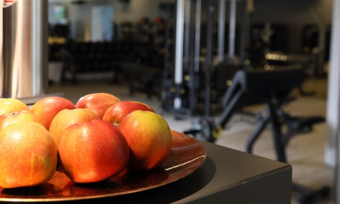 Fitness-Club „KörperZeit“ Gesunde Äpfel neben Sportgeräten