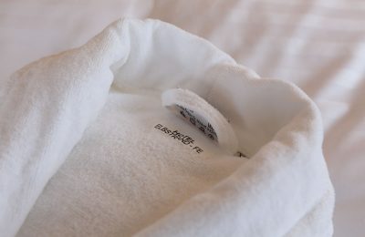 Bademantel mit Logo vom Elbstrand Resort Krautsand