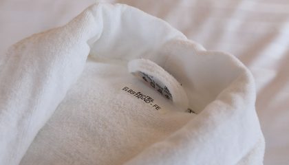 Bademantel mit Logo vom Elbstrand Resort Krautsand