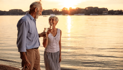 Paar spaziert am Strand