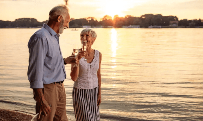 Paar spaziert am Strand