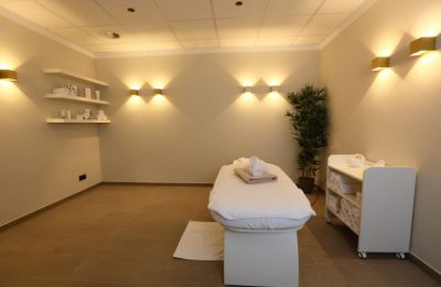 Liege und Massagetücher im Raum für Wellnessanwendungen