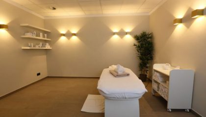 Liege und Massagetücher im Raum für Wellnessanwendungen