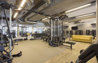 Moderne Sportgeräte im Fitnessclub