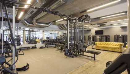 Moderne Sportgeräte im Fitnessclub