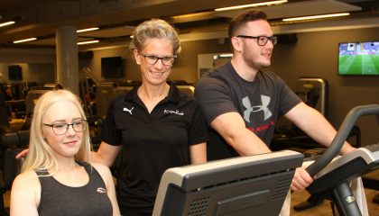 Personal Trainer im Fitnessclub