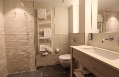 Bad im Komfortzimmer seitlicher Elbblick