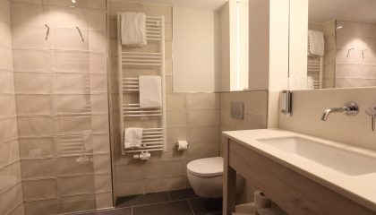 Bad im Komfortzimmer seitlicher Elbblick