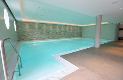 Hell beleuchteter Pool