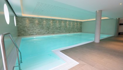 Hell beleuchteter Pool