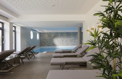 Ruheliegen nahe des Pools