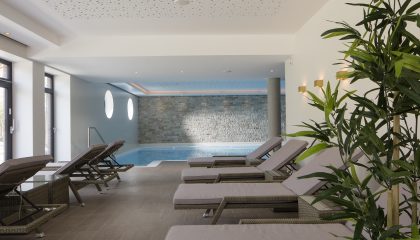 Ruheliegen nahe des Pools