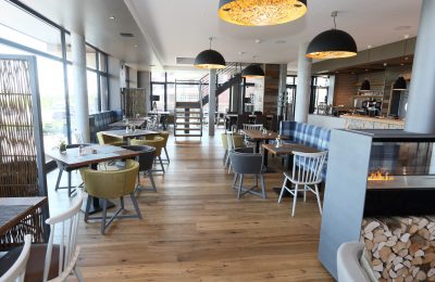 Tische im Restaurant Sandbank