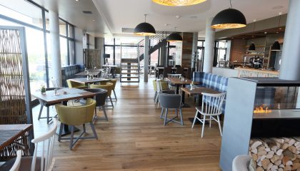 Tische im Restaurant Sandbank