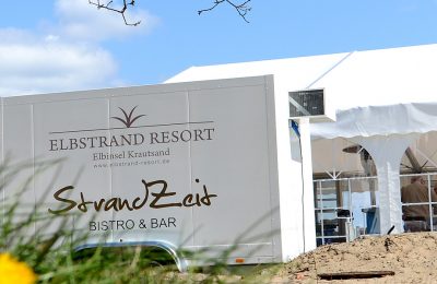 Außenansicht mit Logo des Strand Bistro