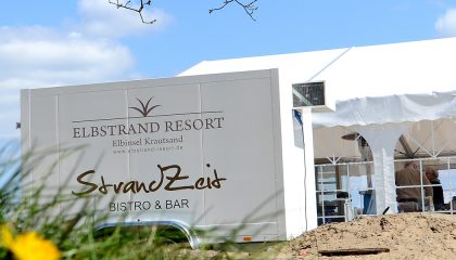 Außenansicht mit Logo des Strand Bistro