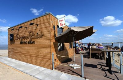 Das Strand Bistro an einem sonnigen Tag