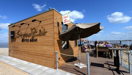 Das Strand Bistro an einem sonnigen Tag