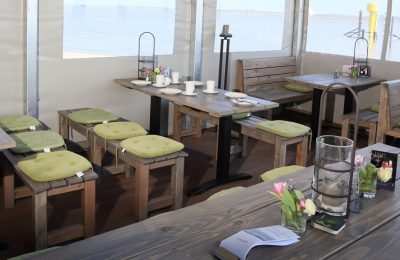 Tische und Stühle im Strand Bistro
