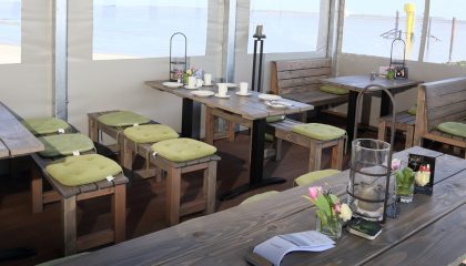Tische und Stühle im Strand Bistro