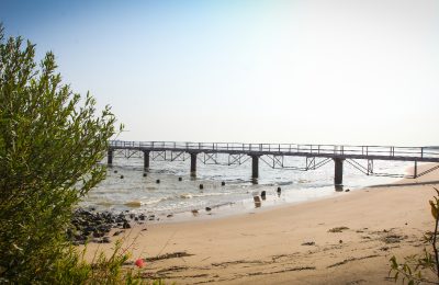 Brücke am Strand