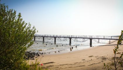 Brücke am Strand