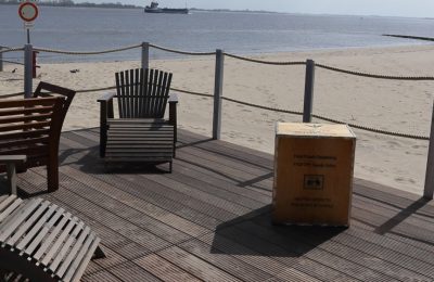 Sitzgelegenheiten direkt am Strand