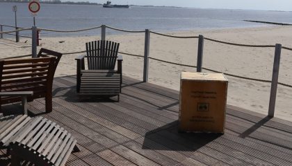 Sitzgelegenheiten direkt am Strand