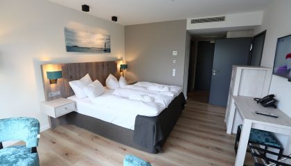 Bett im Komfortzimmer seitlicher Einblick