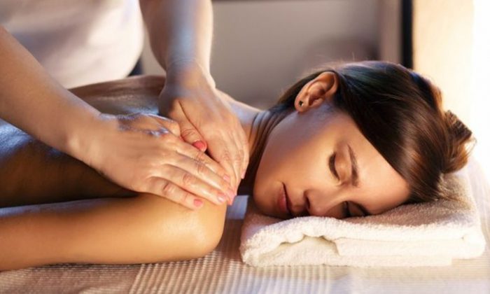 Kleine Wellnessreise Frau wird massiert