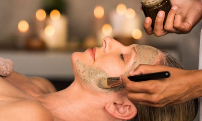Wellness Wochenende de Luxe Frau genießt Beautygesichtsbehandlung