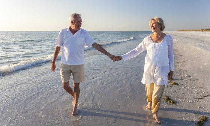 Paar spaziert Hand in Hand am Strand