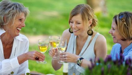 Frauenpower-Wellnesstage Drei Frauen stoßen mit Sekt an