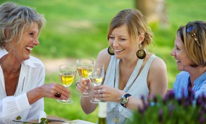 Frauenpower-Wellnesstage Drei Frauen stoßen mit Sekt an