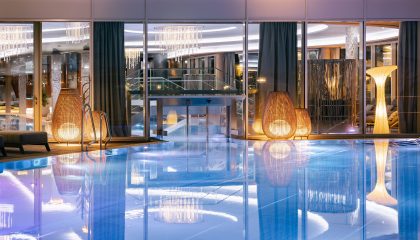 Beleuchtete Wasserlandschaft mit Pools