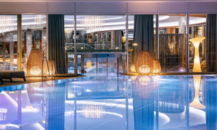 Beleuchtete Wasserlandschaft mit Pools