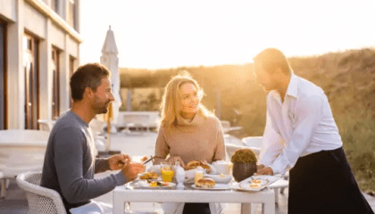 Gruppe frühstückt gemeinsam