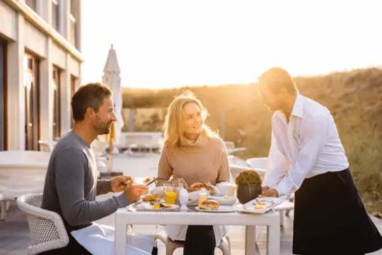 Gruppe frühstückt gemeinsam