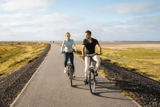 Paar fährt gemeinsam Fahrrad