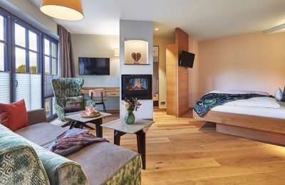 Schlaf- und Wohnbereich in der Spa Suite Waldliebe