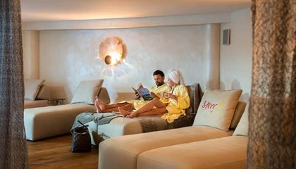 Paar entspannt im Ruheraum