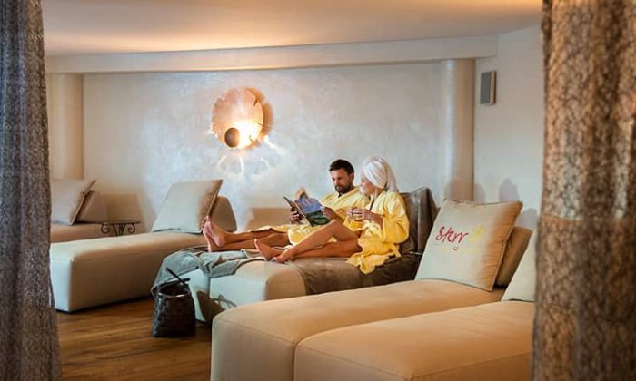 Paar entspannt im Ruheraum