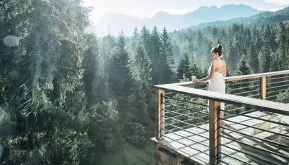 Frau entspannt auf Balkon im Bauhaus