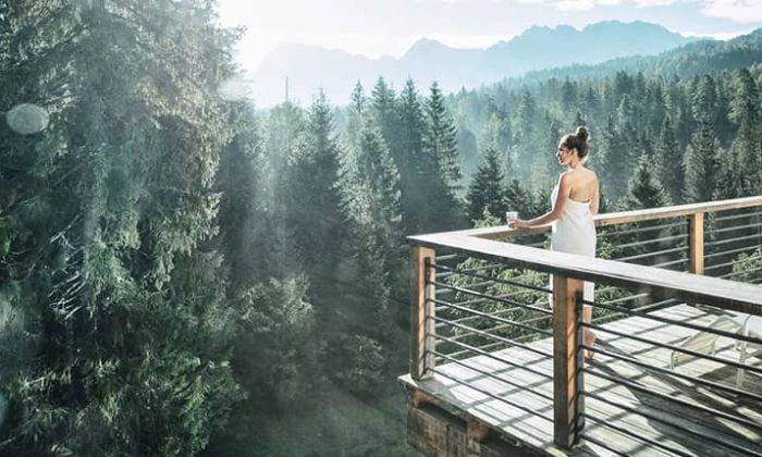 Frau entspannt auf Balkon im Bauhaus