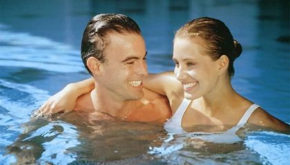 Paar entspannt im Pool