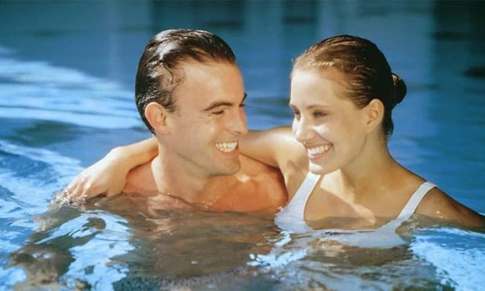 Paar entspannt im Pool