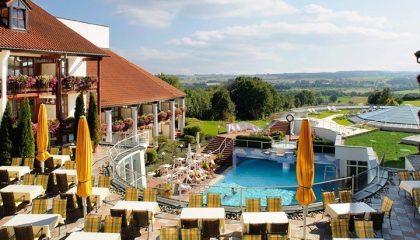 Blick auf den Außenpool und Liegen