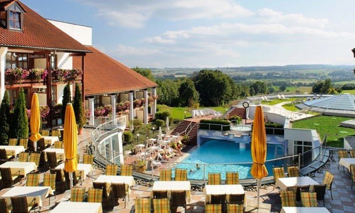 Blick auf den Außenpool und Liegen